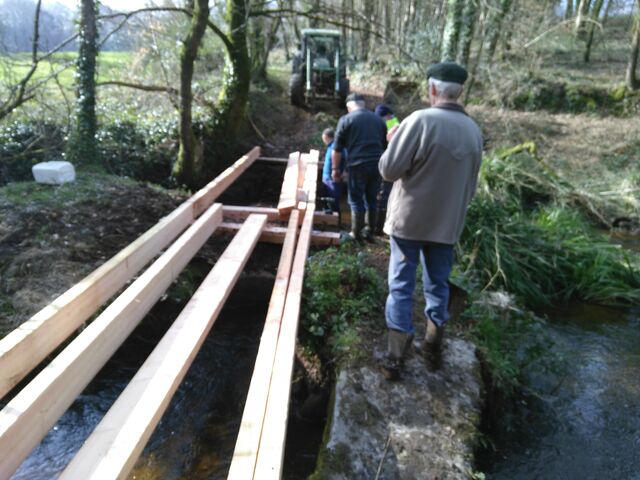 Passerelle de Pont Prenn, mise en place des poutres