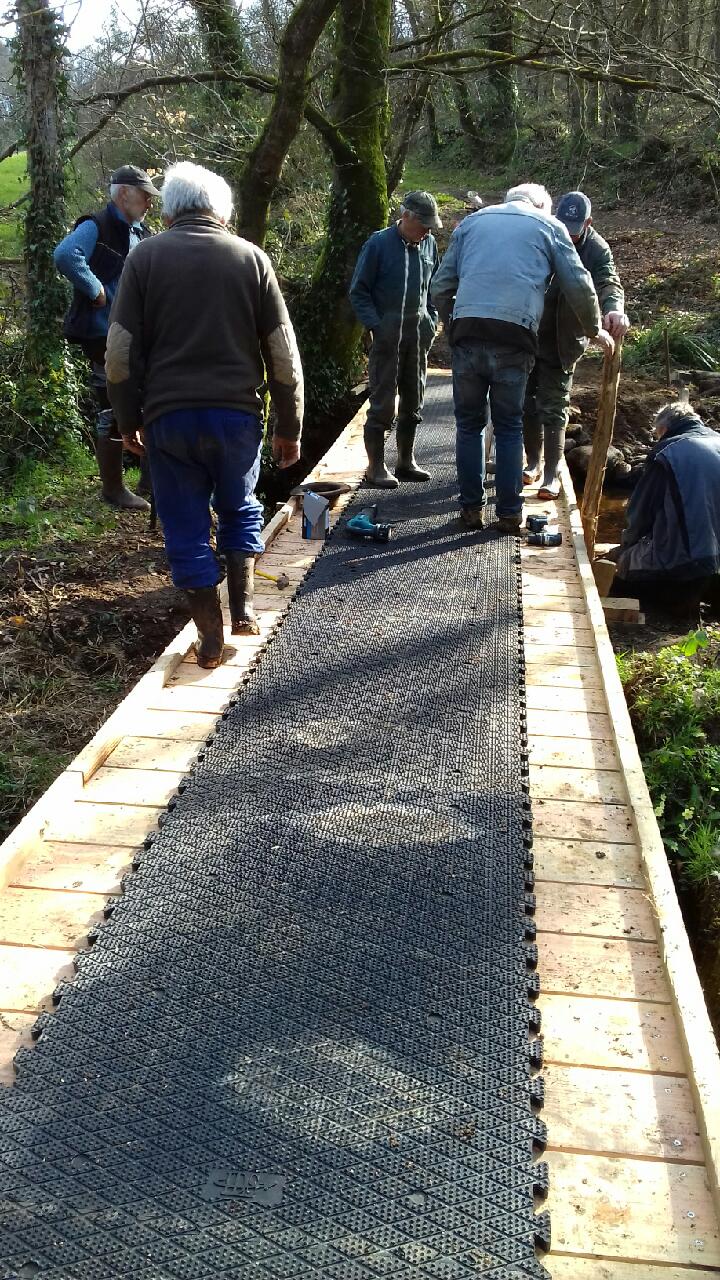 Pose des pieux bloquant la passerelle