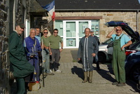 Les bénévoles devant la mairie de Lanvellec