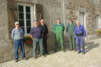 Les bénévoles devant la mairie de Lanvellec