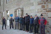 Les bénévoles de Henchou Don Lanvaeleg devant la mairie de Lanvellec