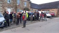 Les bénévoles devant la mairie de Lanvellec