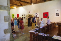 D Tistivint expliquant son travail aux bénévoles de l'exposition
