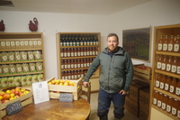 Maxime dans son magasin